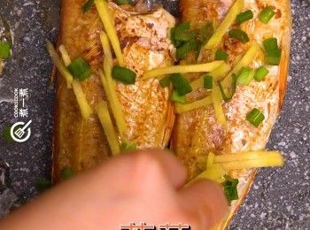 step6: 下薑絲及蔥花
Add shredded ginger and chopped spring onion.