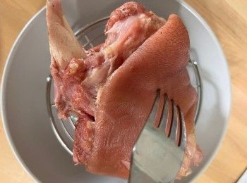 step4: 把豬手取出，用叉子在表皮上插孔，越多越好。完成後把豬手風乾，不用包保鮮紙，放進雪櫃冷藏至少4小時以抽乾水份，能放進雪櫃冷藏1晚更佳。