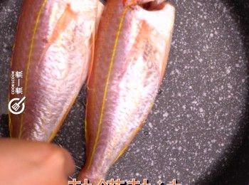 step3: 燒熱油鑊，中火下魚，每面煎3分鐘
Heat up a pan with oil over medium heat. Place the fish in the pan and fry each side for 3 minutes.