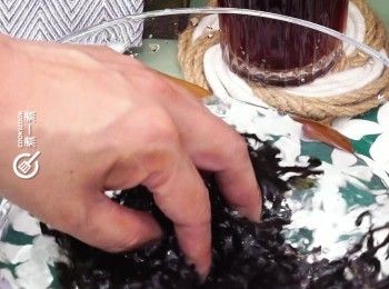 step1: 紫菜洗淨備用
Rinse seaweed.