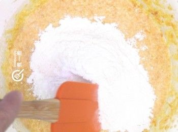 step6: 最後加入麵粉、發酵粉  和鹽調味
Finally fold in sieved flour and salt.