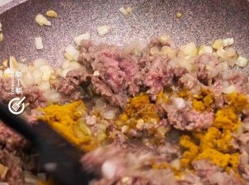 step5: 再下咖喱粉炒勻
Add in curry powder and stir well.