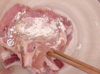 step2: 加<span class="group_2">醃料</span>醃10分鐘
Marinate the pork chops for 10 minutes.