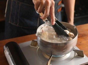 step1: 首先將雞翅汆燙後洗淨備用。