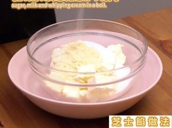 step10: 將忌廉芝士、巴馬臣芝士粉、糖、奶、淡忌廉放入碗內
Put cream cheese, Parmesan cheese, sugar, milk and whipping cream in a boil.