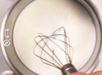 step6: 細火煮牛奶和砂糖，攪拌均勻
Heat milk and sugar over low heat, stir until evenly mixed.