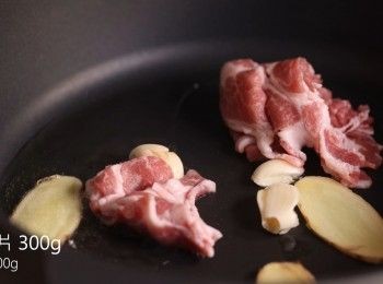 step3: 熱油鍋，爆香蒜、將後加入豬肉片翻炒。