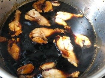 step3: 將雞汁、薑、蒜、紹興酒和水一同煮沸，然後把雞下髀放進鍋內，再次煮沸後轉以小火先煮2-3分鐘。（視乎大小）