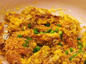 step10: 下炸蒜兜勻，再灑上蔥花
Stir in deep fried garlic and chopped spring onion.