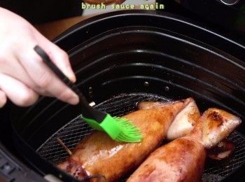 step8: 再掃一層汁，再炸3分鐘
Brush yakiniku sauce again, cook for 3 minutes more.