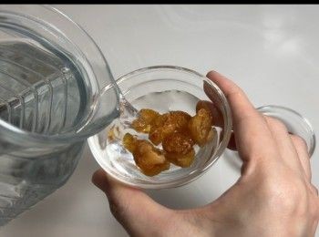 step1: 分別將龍眼肉和杞子，用清水浸泡15分鐘。