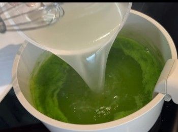 step5: 倒入白涼粉溶液（預先將50克的白涼粉與180毫升的清水混合）。直至溶液再次滾起，就可以熄火和放涼。