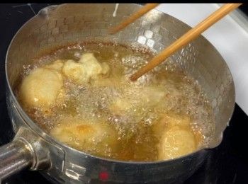 step7: 再次將油燒滾（用中至大火），將已炸一次的蠔，再次落油鑊翻炸第二次，有助將多餘的油份逼出，亦可以令到蠔的外層更加酥脆。