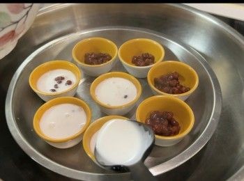 step6: 將砵仔預熱，加入適量的紅豆和粉漿。
水滾後，用大火將砵仔糕隔水蒸15分鐘。蒸好後，多焗5分鐘才開蓋。