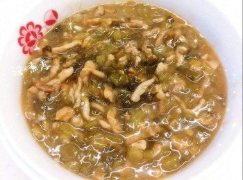 step10: 然後逐少加入粟粉水（粟粉水容易沈澱，在使用前需再拌勻；邊加邊攪拌；避免粟粉水結塊），煮至<span class="group_3">醬汁</span>濃稠，最後加入雪菜肉絲，拌勻，即可