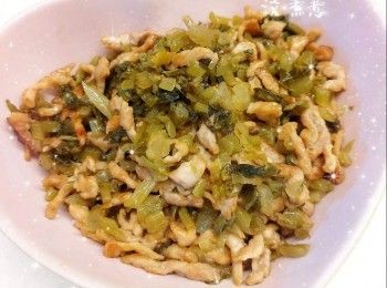 step5: 先將粟粉加入水（20 ml），拌勻，備用 2. 然後將生抽、蠔油、糖和雞粉加入水（160 ml），拌勻，備用 2. 在鑊中加入少許油，至油熱後加入肉絲，用中火快手炒香肉絲至熟透，加入雪菜炒至均勻，盛起，備用