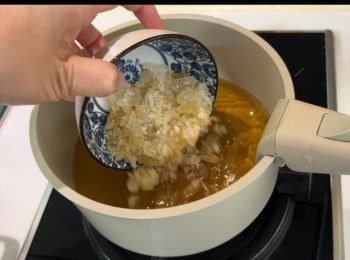 step4: 再倒入冰糖。