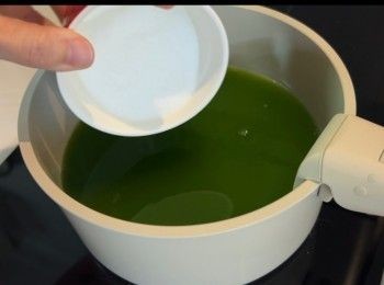 step4: 加入砂糖，然後開細火將溶液煮至滾起。