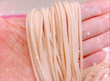 step5: 完成後，將麵條舖開攤平，平均撒少許麵粉（避免麵條黏在一起）