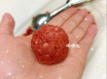 step3: 將碎牛肉加入<span class="group_2">調味料</span>，拌勻（攪拌至出現黏性），放進雪櫃冷藏約30分鐘