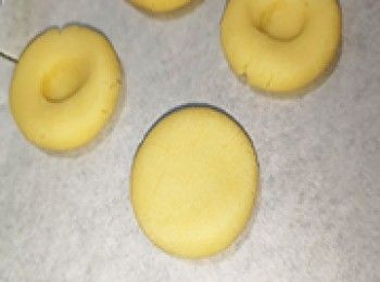 step9: 搓圓，輕輕按壓一下成餅形