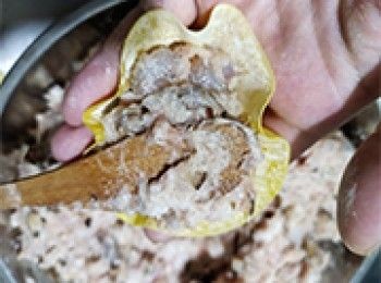 step7: 把餡堆入燒賣皮中間