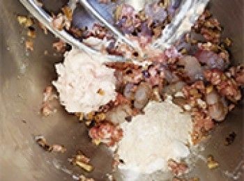 step3: 除麻油外，放入所有<span class="group_2">調味</span>及肥豬肉