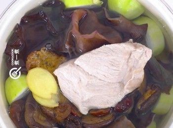 step5: 煲滾2.5公升水，下所有材料，滾起後轉小心煲2小時
Bring 2.5 liters of water to a boil, add all the ingredients. Simmer gently for 2 hours after boiling.