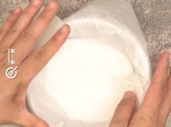 step1: 6吋焗模預先舖上烘焙紙備用
Prepare a 6-inch baking mold with parchment paper.