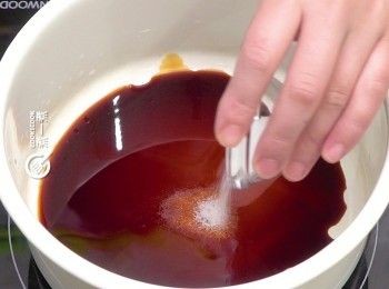 step2: 細火將生抽和糖拌勻
Mix soy sauce and sugar well over low heat.