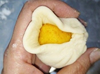 step27: 放入奶黃餡，卷包法包起