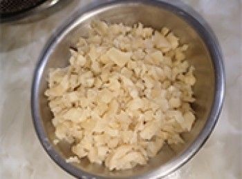 step2: 菜脯清水浸30分鐘，切小粒