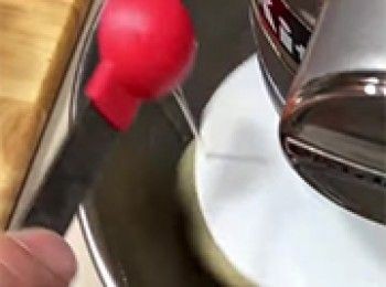 step3: 和面25分鐘至光滑，加一茶匙生油攪拌一下