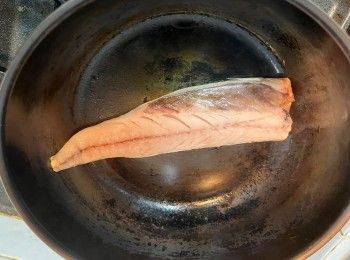 step4: 燒熱鍋、下少許油，將鯖魚皮向下地放進鍋中煎香，然後翻轉將魚煎熟。