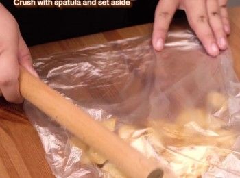 step3: 將薯片放入密實袋，用檊面杖碾碎
Put chips inside a compact bag, crush with a rolling pin and set aside.