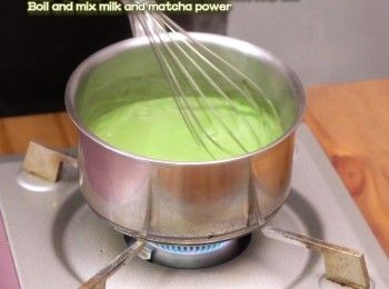 step1: 把牛奶和抹茶粉加熱混合，放涼備用。 
Heat and mix milk and matcha power, let cool.