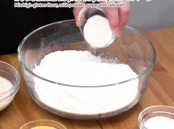 step2: 將高筋麵粉、奶粉、糖、鹽先拌勻 
Mix high-gluten flour, milk powder, sugar and salt well.
