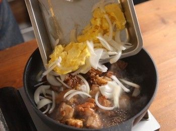 step3: 加入洋蔥與雞蛋拌炒均勻即可盛盤。