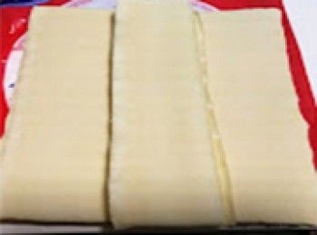 step8: [咖哩角包法]春卷皮一開三，剪成長方形蓋上濕布以防風乾