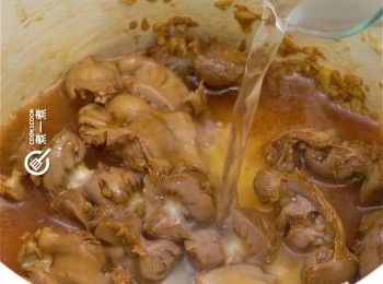 step4: 加入水炆煮
Add water and simmer.