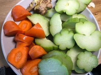 step4: 將蔬菜切塊、生薑拍扁。