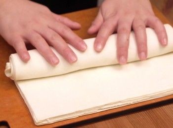 step4: 捲起，放入雪櫃雪10分鐘
Roll into a log. Freeze for 10 minutes.