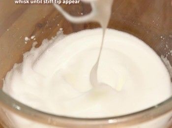 step7: 將餘下的糖分次加入蛋白內，打發至濕性發泡
Whisk egg whites and add remained sugar in 2-3 times. Keep whisking until stiff tip appear.