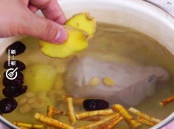 step6: 煲滾3公升水，加入所有材料
Bring 3 litres of water to a boil, then add all the ingredients.