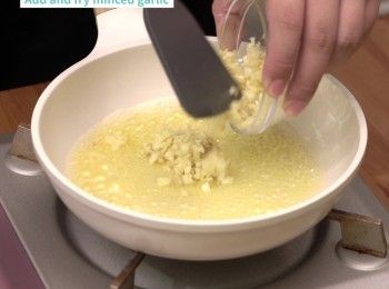 step6: 加入蒜蓉炒香
Add and fry minced garlic.