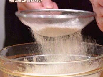 step4: 篩入低筋麵粉並拌勻至沒有顆粒
Sift in low gluten flour and mix well until no lumps.