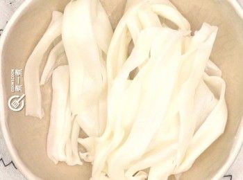 step2: 將陳村粉鋪好在碟上
Place Chenchu rice sheets on a deep dish.