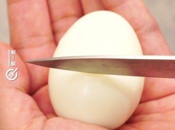 step3: 去殼後蛋白表面切數條直紋
Peel the eggs and score the surface of the egg whites with a few vertical lines.