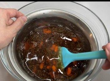 step8: 將煮好的桂花溶液座在冰塊，不停攪拌，直至冷卻。當桂花溶液呈現稍為凝固的狀態，桂花和杞子就可以懸浮在糕體中。