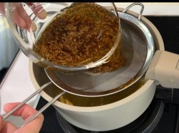 step3: 將浸泡好的桂花隔篩，將桂花茶倒入煲內。